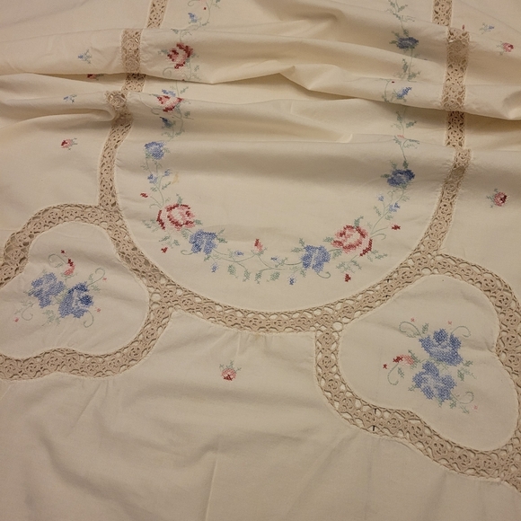 Vintage Bisque Hand Embroidered 66 x 115 Tablecloth with 12 Matching Napkins - Picture 2 of 11